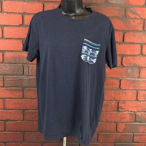 Beautiful Giant Woman's Medium‎ Short Sleeve Shirt – Casual, Everyday, Trendy